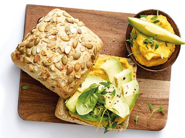 Broodje met pompoenhoumaous en avocado