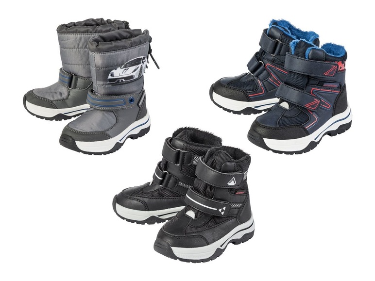 Drie paar winterlaarzen voor kinderen, waaronder een paar met een autoprint.