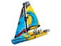 LEGO Technic zeilboot met gele romp en blauwe zeilen.