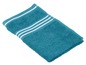 Een turquoise badhanddoek met witte strepen.