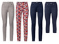 Drie paar jeans: grijs, bloemenprint en donkerblauw.