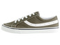Groene canvas sneakers met witte accenten.