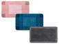 Drie badmatten in roze, blauw en grijs.