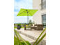 Tuinmeubelen met een groene parasol