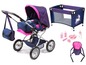Een blauwe kinderwagen met roze accenten, een wieg, een draagzak en accessoires voor poppen.