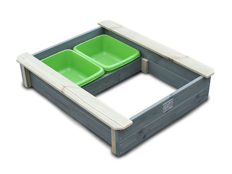 Een houten zandbak met twee groene bakken