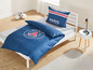 Een Paris Saint-Germain beddengoedset met een gestreept dekbedovertrek en een kussenhoes met logo.