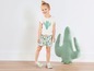 Een meisje draagt een T-shirt met een cactusprint en korte broek met cactusprint.