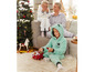 Drie kinderen dragen comfortabele pyjama's in een kerstthema.