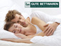 Een stel slaapt in bed met kussens van Frankenstolz slaapcomfort.