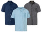 Drie korte mouwen overhemden van Livergy: donkerblauwe denim, lichtblauw met wit patroon en grijs.