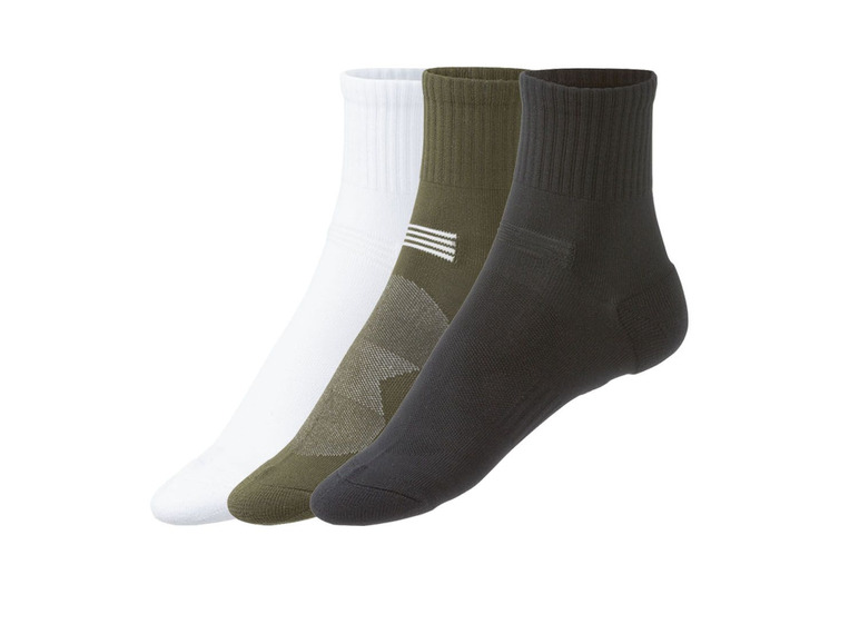 Drie paar sokken, wit, groen en zwart.