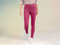Een vrouw draagt roze skinny jeans en witte sneakers.