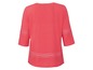 Roze top met 3/4 mouwen en kantdetails.