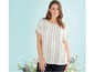 Een vrouw draagt een wit gestreept shirt.