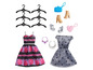 Twee jurken, accessoires en hangers voor poppen.