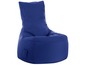 Een blauwe fauteuil in sac-stijl.