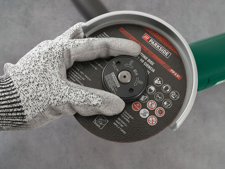 Een handschoen die een schuur- of slijpschijf van Parkside vasthoudt.