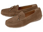 Twee paar bruine suède mocassins.