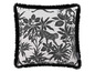Kussen met zwarte apen en palmbladeren print, met zwarte franjes.
