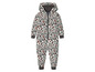 Een grijs-witte onesie met luipaardprint.