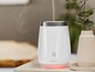 Een witte Vitalcontrol aroma diffuser met stoom.