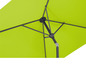 Een groene parasol met een grijs metalen frame.