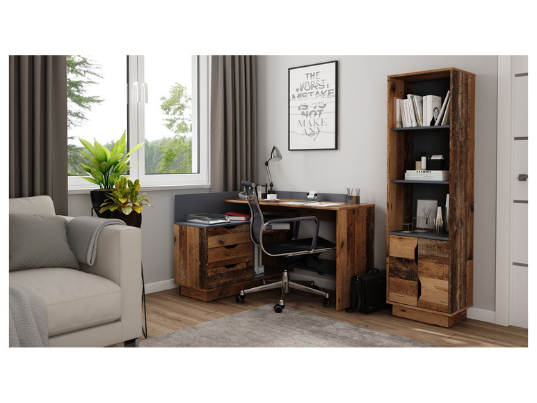 Een houten bureau met een bijpassende boekenkast.