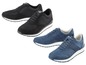 Twee paar casual sneakers, een zwart paar en een blauw paar.