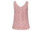 Een roze tanktop met witte bloemenprint.