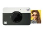 Een Kodak Printomatic instant camera met een foto van een vrouw