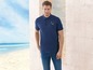 Man draagt een donkerblauw polo shirt met 'California' logo en blauwe jeans.