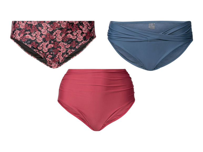 Drie badpakken: een met bloemenprint, een donkerblauw en een rood.