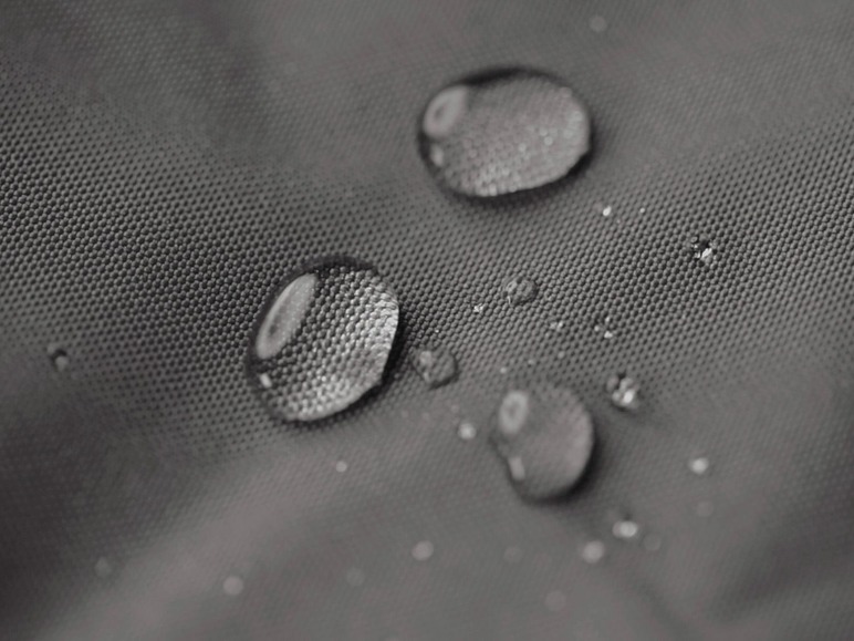 Waterdruppels op een donkergrijze stof.