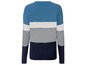 Een gestreept gebreid trui in blauw, grijs en wit.