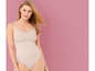 Een vrouw draagt een beige body met kant.