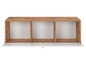 Een houten wandkast met drie vakken en een wit front.