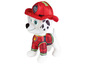Een witte pluche hond met zwarte vlekken, gekleed als brandweerman, van Paw Patrol.