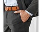 Een man draagt een donkergrijze broek met een leren riem.
