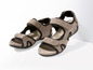 Twee paar beige sandalen met zwarte bandjes.