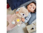 Een baby die een pluche knuffeldier met licht vasthoudt.