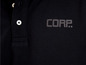 Zwart polo shirt met 'CORP.' logo.