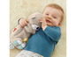 Een baby die een Fisher-Price knuffeldier vasthoudt.