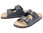 Twee paar blauwe sandalen met gespen.