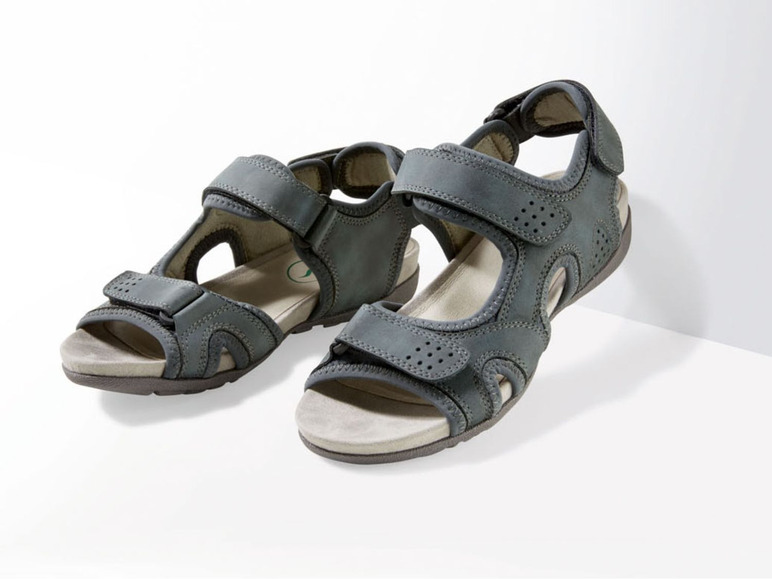 Twee paar grijze sandalen met klittenband