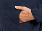 Een donkerblauwe fleecejas met een zak