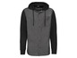 Een grijs denim overhemd met zwarte hoodie mouwen.