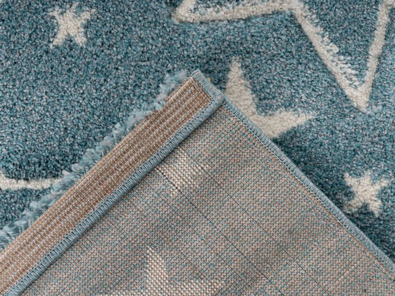Detail van een blauw tapijt met een gestreept patroon.
