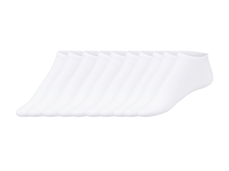 Zeven paar witte sokken zonder boord.