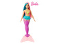 Een Barbie-pop met een roze en blauwe staart van een zeemeermin.